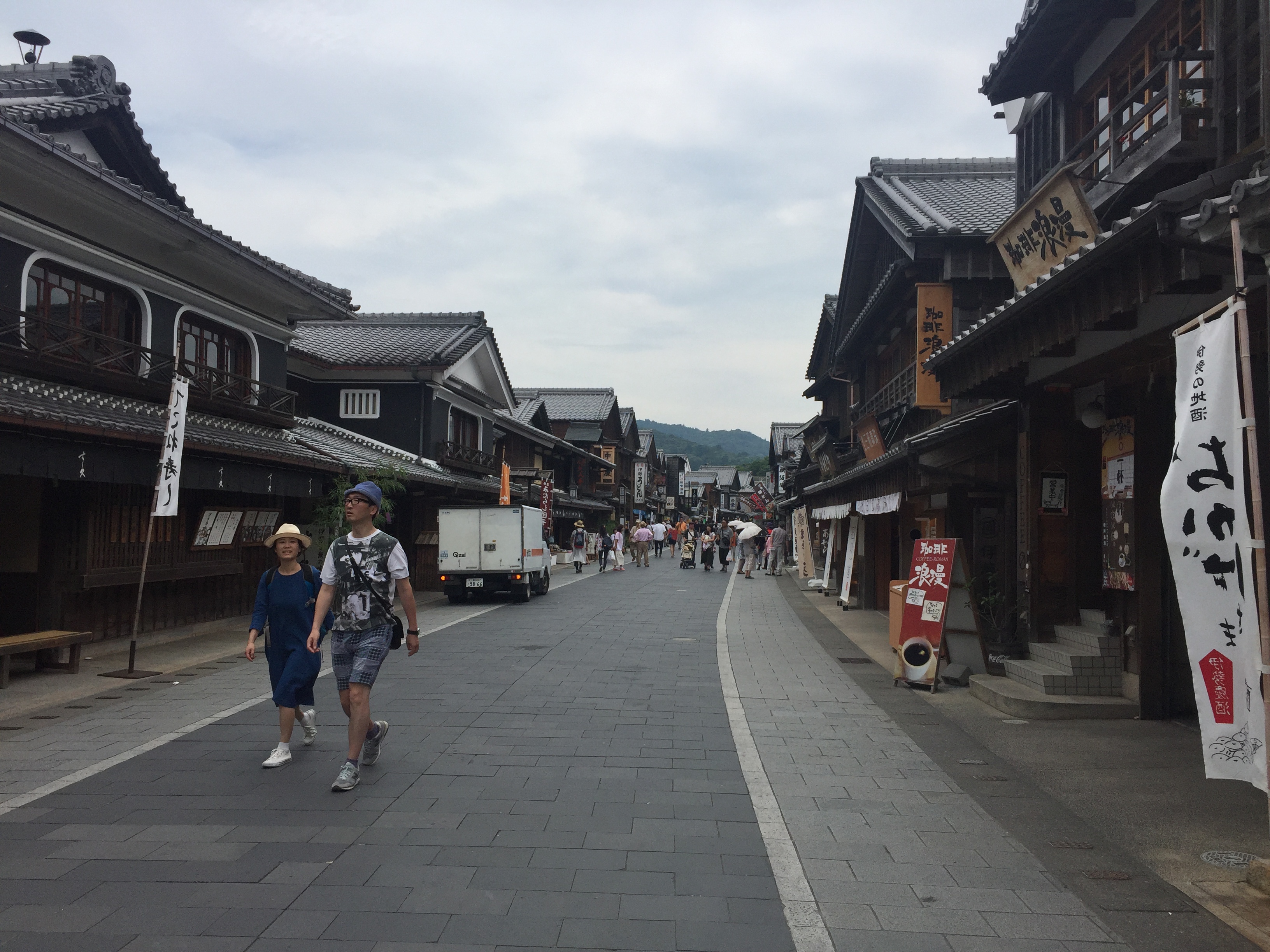 台風が近づくおはらい町