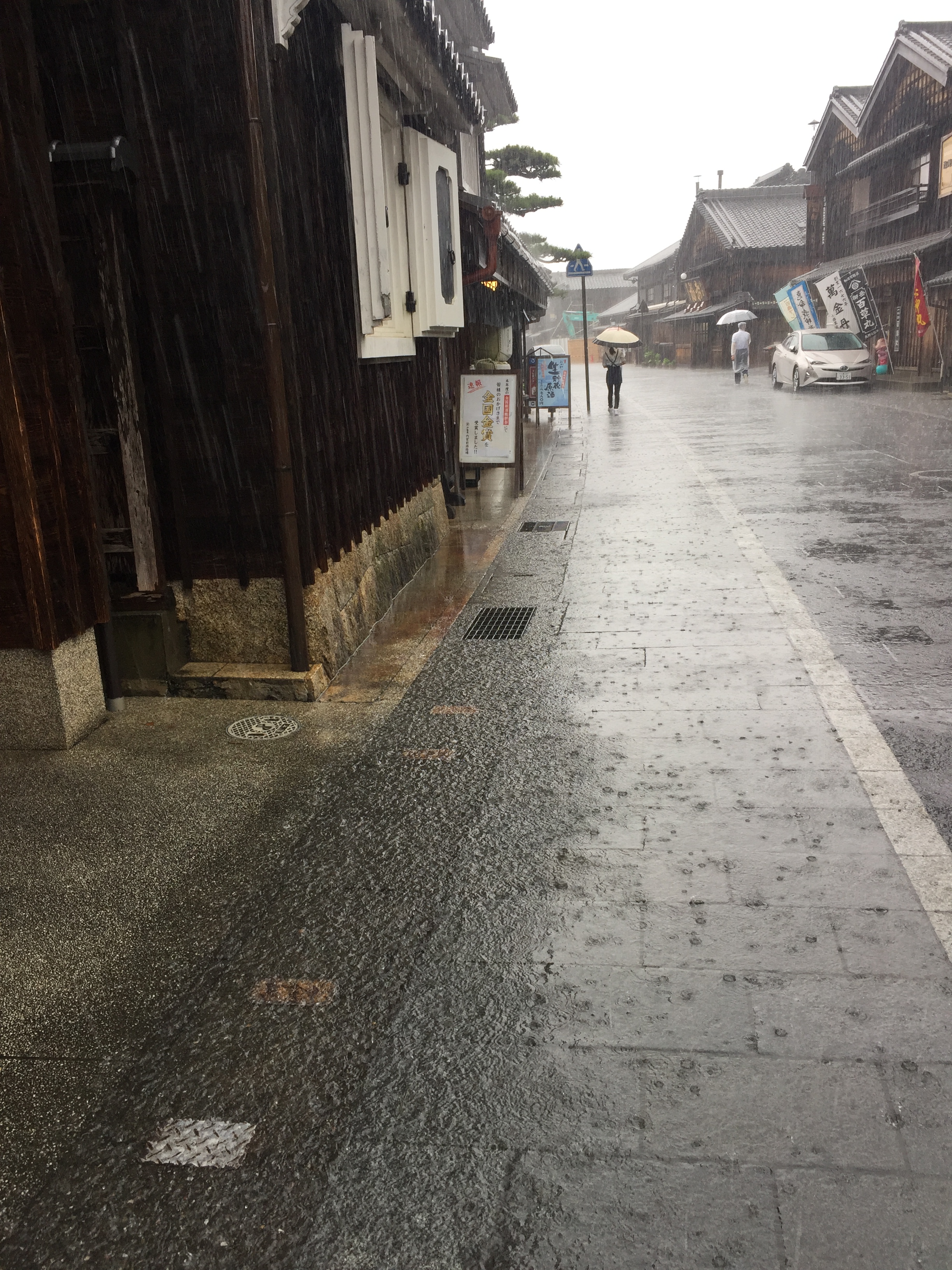 大雨、洪水、波浪警報発令中のおはらい町