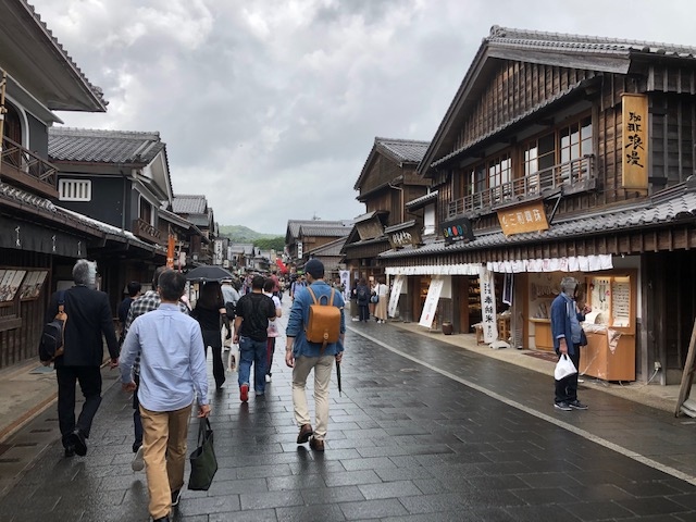 今日は小雨です