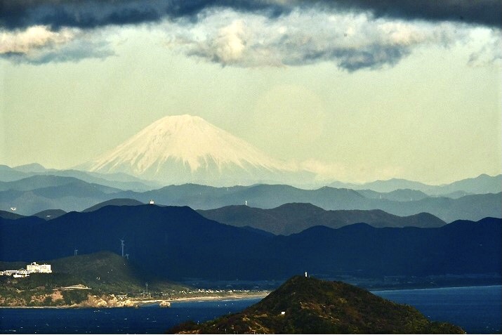 富士の裾野に出でし月かも