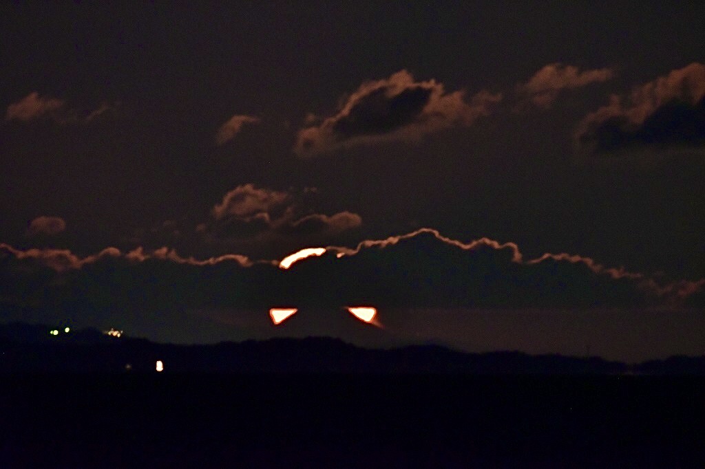 伊勢湾越の富士山シルエット